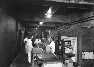 129846 Interieur van het gebouw van Winterzon Conserven N.V. (Veilingstraat 2) te Utrecht: inpakafdeling in het ...